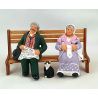 Grand-parents sur le banc et chat 9 cm