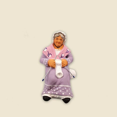 Grand-mère qui tricote à asseoir 6 cm