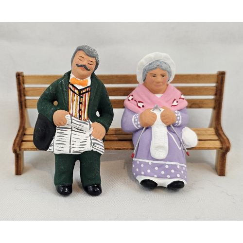 Grand-parents sitting on a bench with cat 9 cm