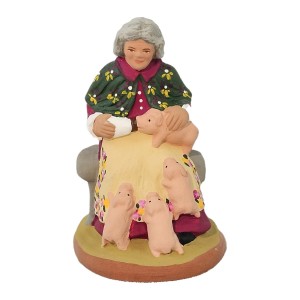 Santon Tante Rose qui nourrit ses porcelets au biberon 9 cm